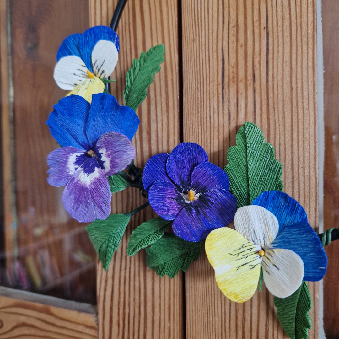 Stedmoderblomster på dekorationsring